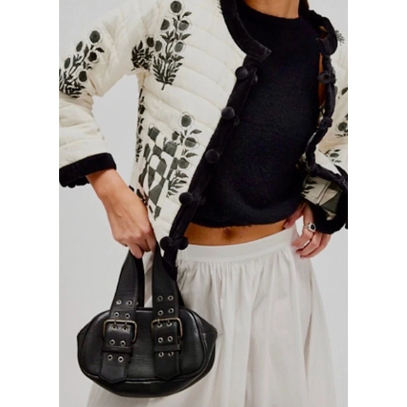 Free People SAY YES BAG 100% Leather Buckle Oval Handbag Bag in Black NWOT - Picture 3 of 8